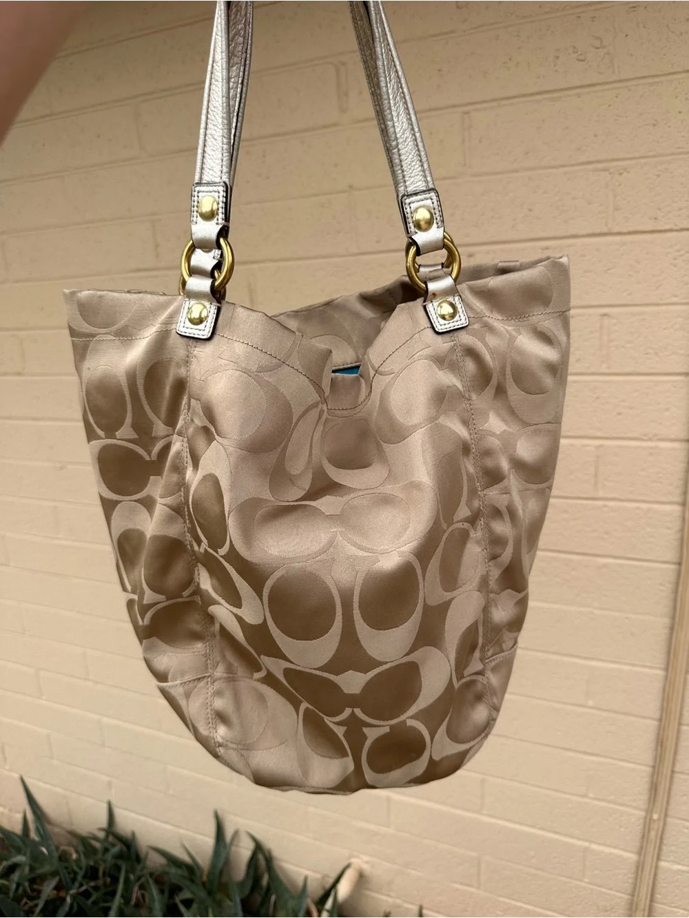 Coach poppy Bella  Signature large Tote with Gold Accents